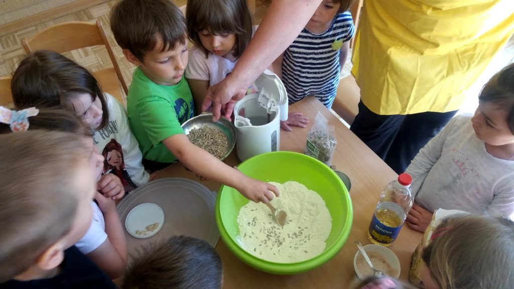 SKUPINA ZVEZDICE Z NATAŠO, DAŠO IN VESNO