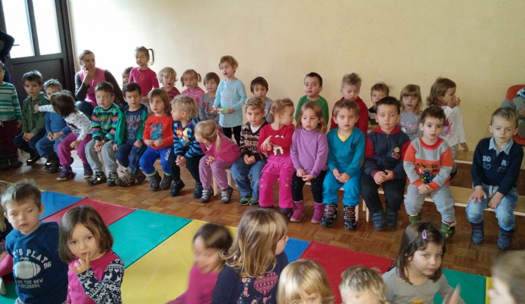 PREDSTAVA OVČKA BELKA PLETE OBLAČILA