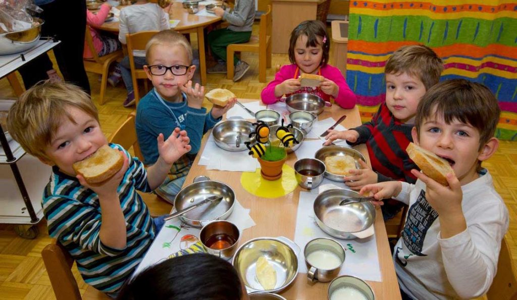 TRADICIONALNI SLOVENSKI ZAJTRK V ODDELKU ŽOGE ENOTE PASTIRČEK