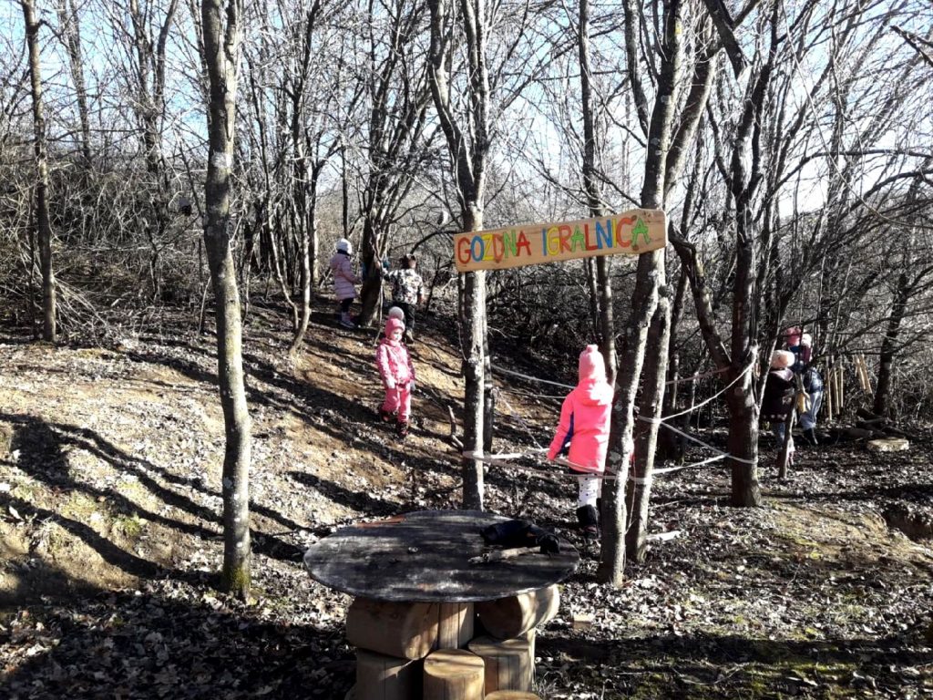 Pudgurčki v gozdni igralnici