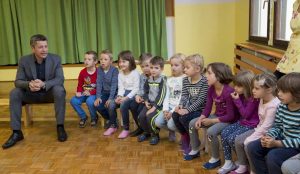 Zupan razdelil knjigo Zacarani gozd – v tednu otroka 02
