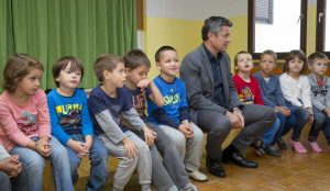 Zupan razdelil knjigo Zacarani gozd – v tednu otroka 03