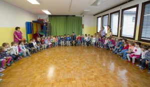 Zupan razdelil knjigo Zacarani gozd – v tednu otroka 04