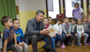 Zupan razdelil knjigo Zacarani gozd – v tednu otroka 06