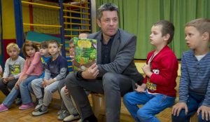 Zupan razdelil knjigo Zacarani gozd – v tednu otroka 07