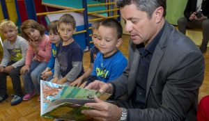 Zupan razdelil knjigo Zacarani gozd – v tednu otroka 08