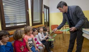 Zupan razdelil knjigo Zacarani gozd – v tednu otroka 09