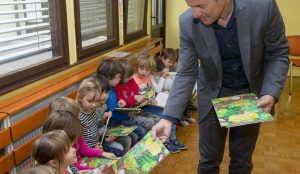 Zupan razdelil knjigo Zacarani gozd – v tednu otroka 10