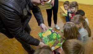 Zupan razdelil knjigo Zacarani gozd – v tednu otroka 11