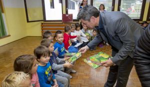 Zupan razdelil knjigo Zacarani gozd – v tednu otroka 12