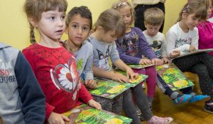 Zupan razdelil knjigo Zacarani gozd – v tednu otroka 18