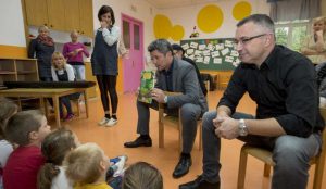 Zupan razdelil knjigo Zacarani gozd – v tednu otroka 20