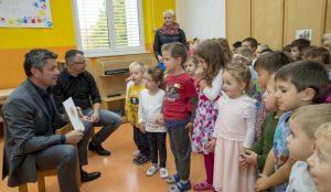 Zupan razdelil knjigo Zacarani gozd – v tednu otroka 21