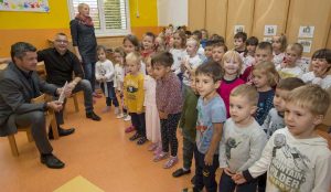 Zupan razdelil knjigo Zacarani gozd – v tednu otroka 22