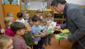 Zupan razdelil knjigo Zacarani gozd – v tednu otroka 23