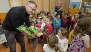 Zupan razdelil knjigo Zacarani gozd – v tednu otroka 24