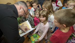 Zupan razdelil knjigo Zacarani gozd – v tednu otroka 25