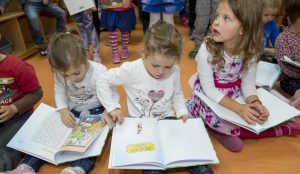 Zupan razdelil knjigo Zacarani gozd – v tednu otroka 26