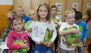 Zupan razdelil knjigo Zacarani gozd – v tednu otroka 27
