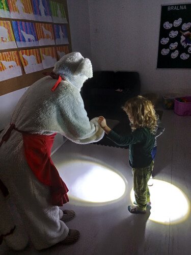 Muca Copatarica presenetila Kapljice